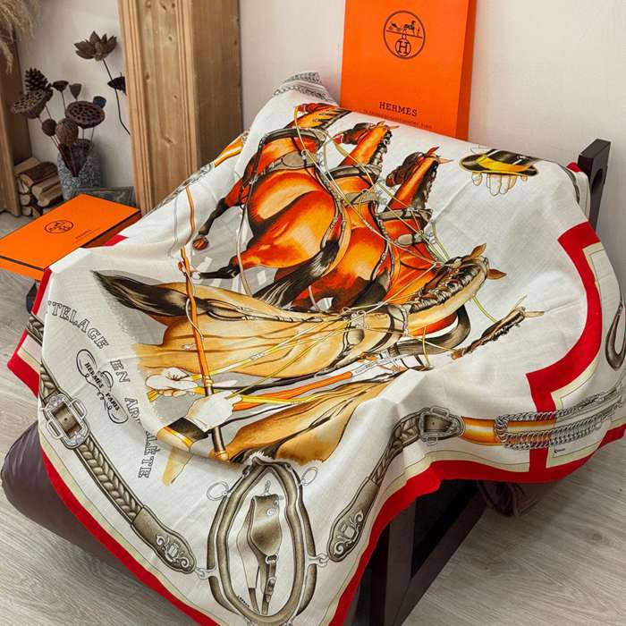 エルメス 新入荷。ベロア両面同色140ストール。馬具モチーフ。手巻き裾。70%カシミヤ30%シルク 135 135cm
