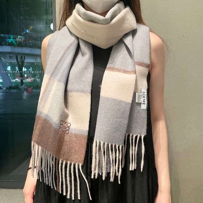 ロエベ 今年最新オーダー。立体刺繍。100％ラムウール 32x190cm