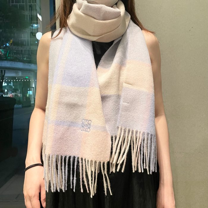 ロエベ 今年最新オーダー。立体刺繍。100％ラムウール 32x190cm