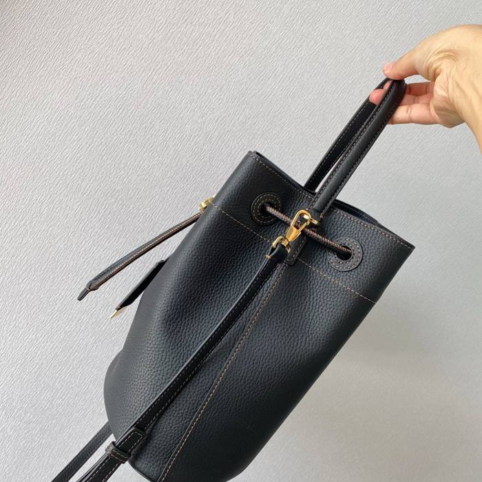 BURBERRY 6911 カーフスキン 斜め掛けバッグ TB 26x26x16cm サイズ:26x26x16cm