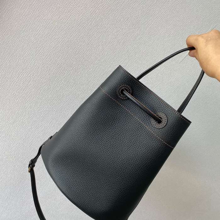 BURBERRY 6911 カーフスキン 斜め掛けバッグ TB 26x26x16cm サイズ:26x26x16cm