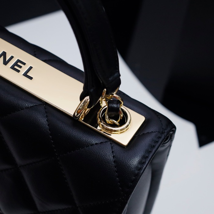 CHANEL ブラック×ゴールド 25×17×12cm サイズ:25×17×12cm