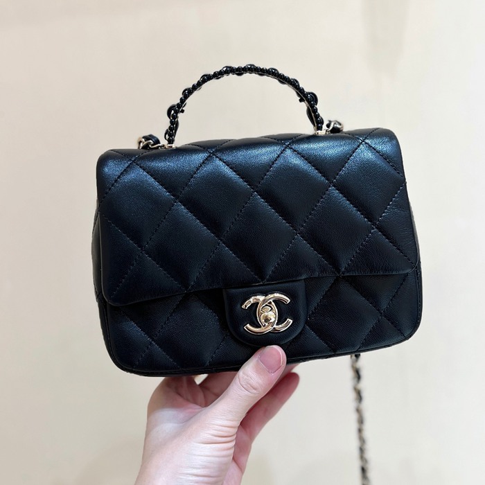 CHANEL ラムレザー ブラック×ゴールド クラシック 小 20×13×6cm サイズ:20×13×6cm