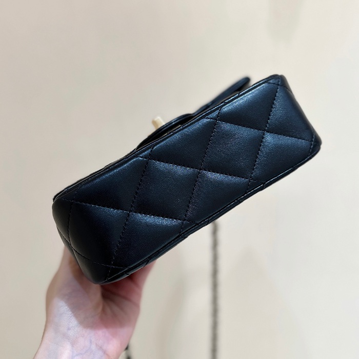 CHANEL ラムレザー ブラック×ゴールド クラシック 小 20×13×6cm サイズ:20×13×6cm