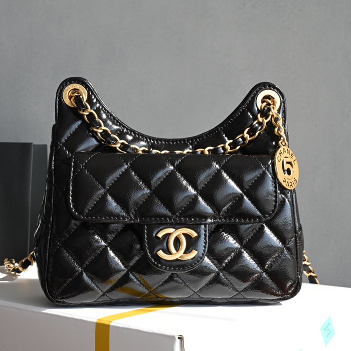 CHANEL カーフレザー ブラック×ホワイト×ゴールド 流浪バッグ ヴィンテージ 小 19×17×16cm サイズ:19×17×16cm CHANEL カーフレザー ブラック×ホワイト×ゴールド 流浪バッグ ヴィンテージ 小 19×17×16cm サイズ:19×17×16cm
