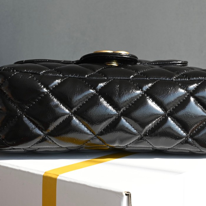 CHANEL カーフレザー ブラック×ホワイト×ゴールド 流浪バッグ ヴィンテージ 小 19×17×16cm サイズ:19×17×16cm