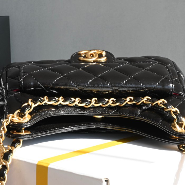CHANEL カーフレザー ブラック×ホワイト×ゴールド 流浪バッグ ヴィンテージ 小 19×17×16cm サイズ:19×17×16cm