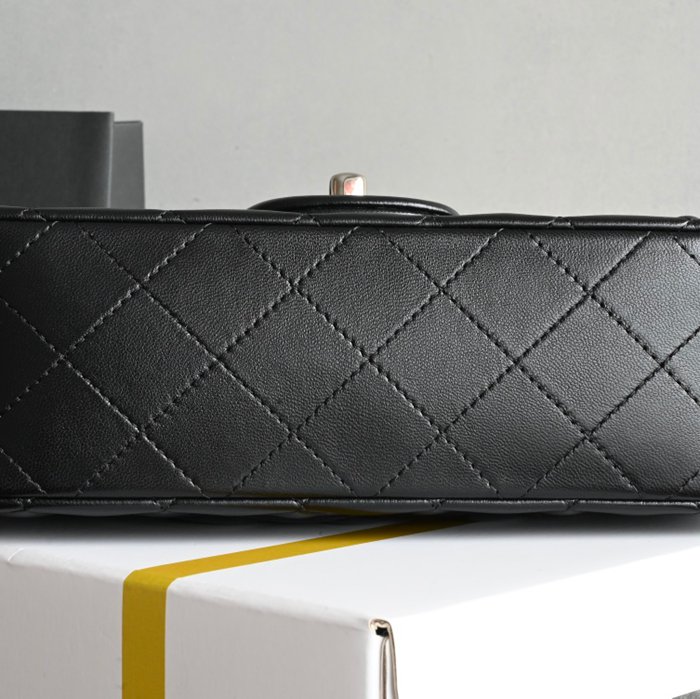 CHANEL ラムレザー ブラック×ホワイト×ゴールド 20×12.5×6cm サイズ:20×12.5×6cm