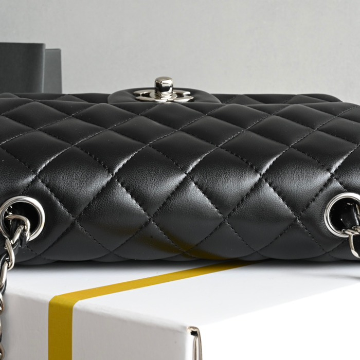 CHANEL ラムレザー ブラック×ホワイト×ゴールド 20×12.5×6cm サイズ:20×12.5×6cm