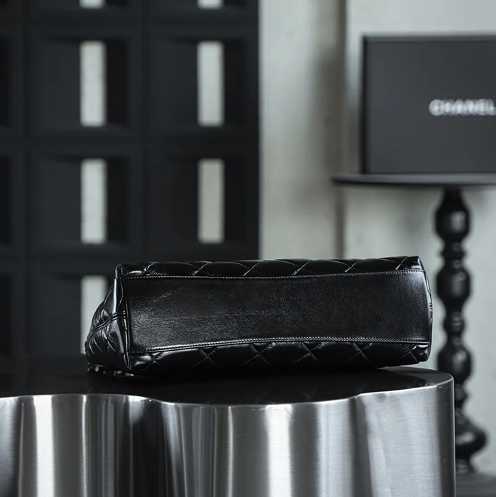 CHANEL ラムレザー ブラック×ゴールド ショルダーバッグ ヴィンテージ 32×29×10cm サイズ:32×29×10cm