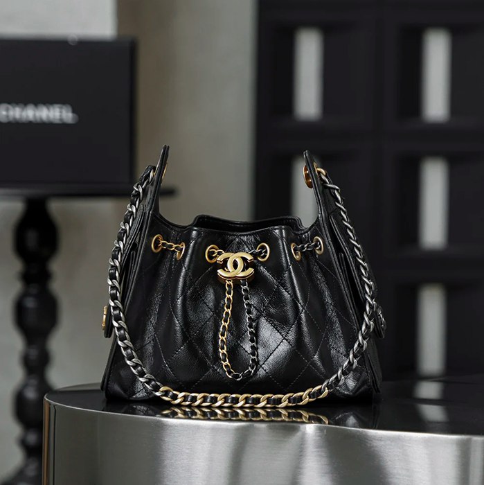 CHANEL カーフレザー ブラック×ゴールド 斜め掛けバッグ ヴィンテージ 小 22×20×12.5cm サイズ:22×20×12.5cm