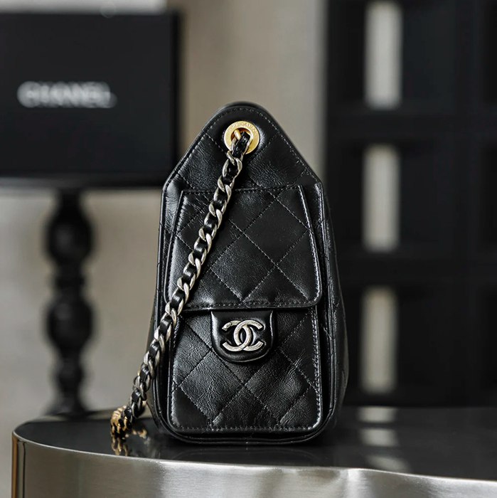 CHANEL カーフレザー ブラック×ゴールド 斜め掛けバッグ ヴィンテージ 小 22×20×12.5cm サイズ:22×20×12.5cm
