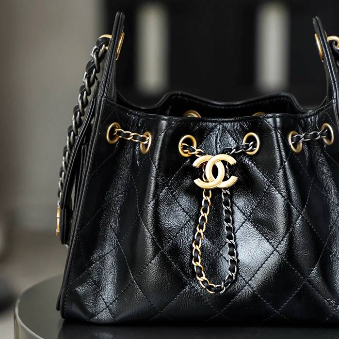 CHANEL カーフレザー ブラック×ゴールド 斜め掛けバッグ ヴィンテージ 小 22×20×12.5cm サイズ:22×20×12.5cm