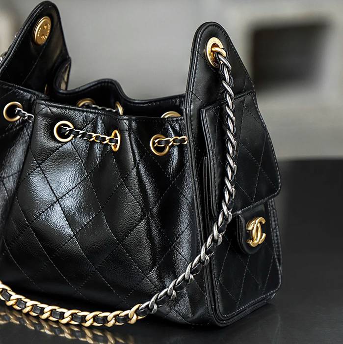 CHANEL カーフレザー ブラック×ゴールド 斜め掛けバッグ ヴィンテージ 小 22×20×12.5cm サイズ:22×20×12.5cm