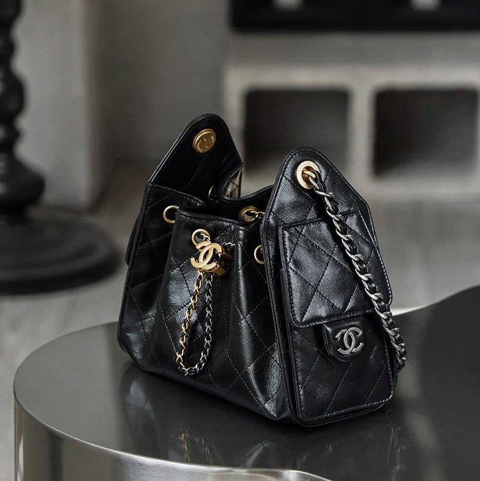 CHANEL カーフレザー ブラック×ゴールド 斜め掛けバッグ ヴィンテージ 小 22×20×12.5cm サイズ:22×20×12.5cm