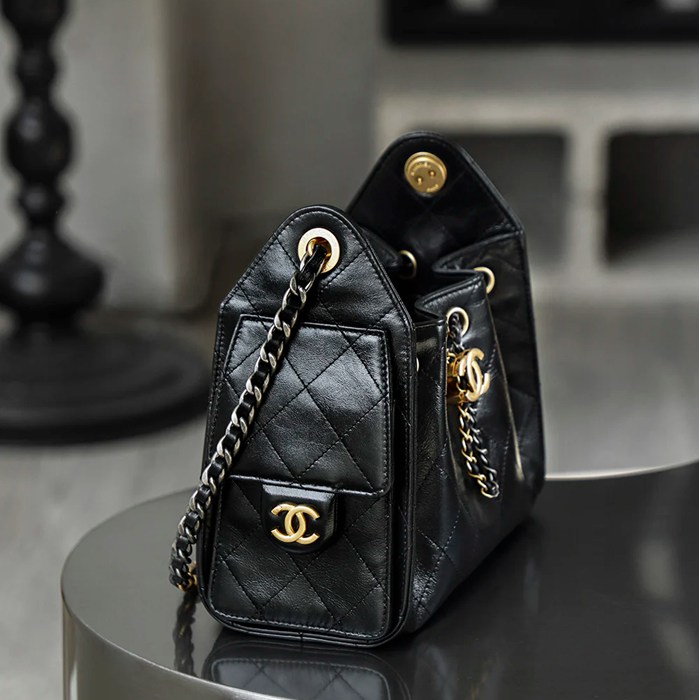 CHANEL カーフレザー ブラック×ゴールド 斜め掛けバッグ ヴィンテージ 小 22×20×12.5cm サイズ:22×20×12.5cm