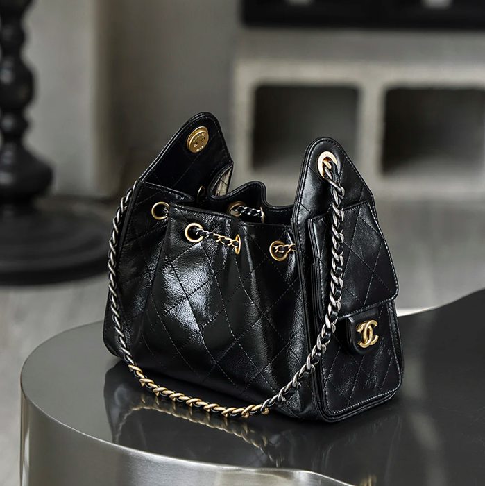 CHANEL カーフレザー ブラック×ゴールド 斜め掛けバッグ ヴィンテージ 小 22×20×12.5cm サイズ:22×20×12.5cm