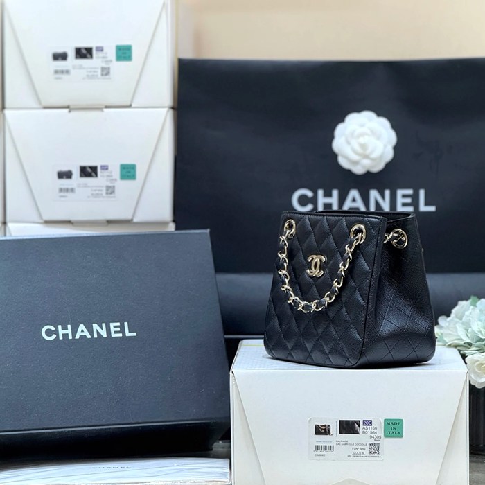CHANEL カーフレザー 荔枝紋 ブラック×ゴールド 斜め掛けバッグ クラシック 小 16.5×15×10.5cm サイズ:16.5×15×10.5cm