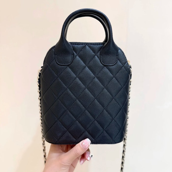 CHANEL カーフレザー 荔枝紋 ブラック×ゴールド 斜め掛けバッグ クラシック 18×17×6cm サイズ:18×17×6cm