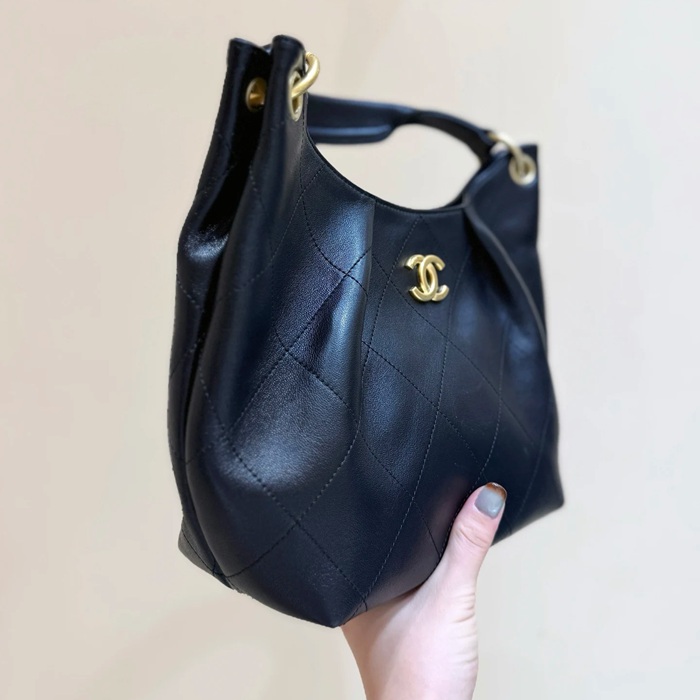 CHANEL カーフレザー ブラック×ゴールド ショルダーバッグ クラシック 秋冬 31×24×10cm サイズ:31×24×10cm