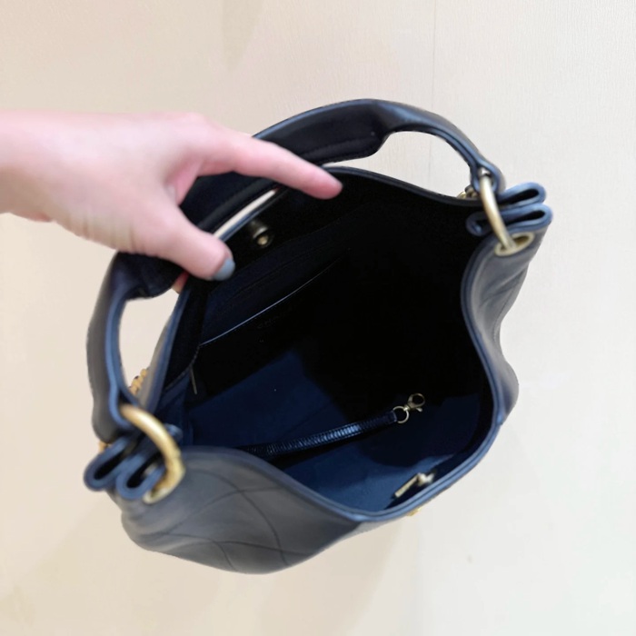 CHANEL カーフレザー ブラック×ゴールド ショルダーバッグ クラシック 秋冬 31×24×10cm サイズ:31×24×10cm