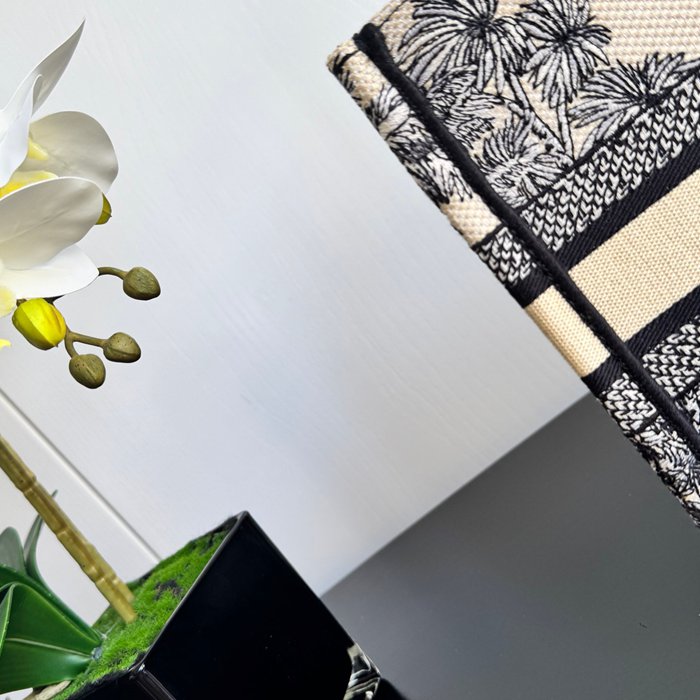 DIOR 刺繍、レター、リボン ホワイト ショルダーバッグ、ハンドバッグ、ハンドバッグ 中 ミニ 26.5x21.0x14.0cm サイズ:26.5x21x14cm