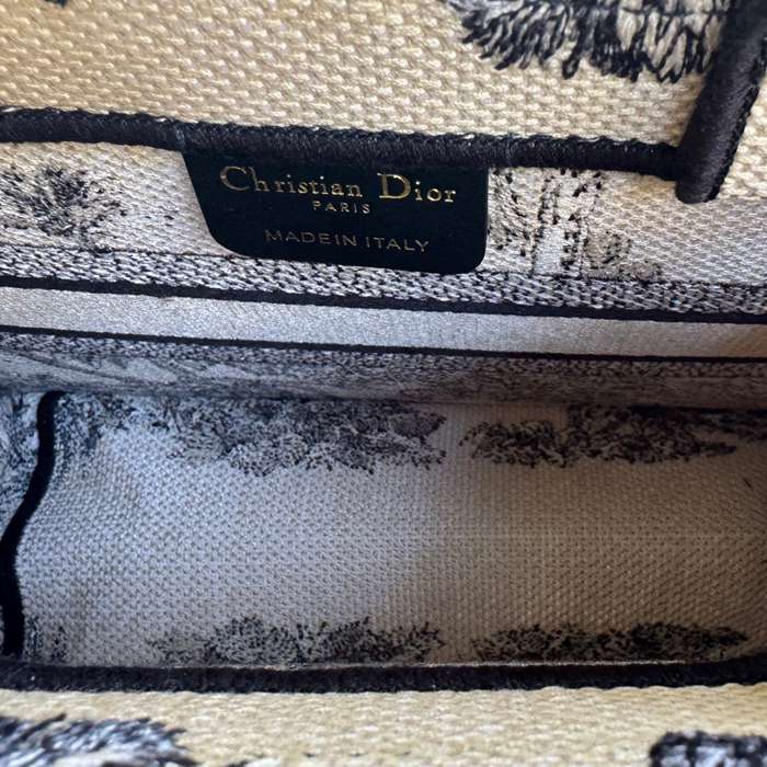 DIOR 刺繍、レター、リボン ホワイト ショルダーバッグ、ハンドバッグ、ハンドバッグ 中 ミニ 26.5x21.0x14.0cm サイズ:26.5x21x14cm