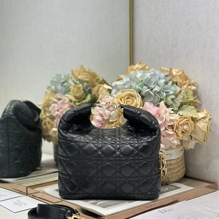 DIOR 1538 ラムレザー レター、フラワー、プリーツ ブラック ハンドバッグ、ハンドバッグ 新作 27.0x24.0x9.0cm サイズ:27x24cm