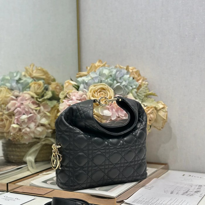 DIOR 1538 ラムレザー レター、フラワー、プリーツ ブラック ハンドバッグ、ハンドバッグ 新作 27.0x24.0x9.0cm サイズ:27x24cm