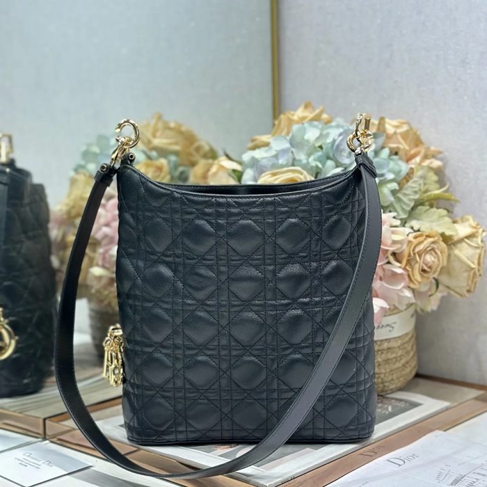 DIOR 1538 ラムレザー レター、フラワー、プリーツ ブラック ハンドバッグ、ハンドバッグ 新作 27.0x24.0x9.0cm サイズ:27x24cm