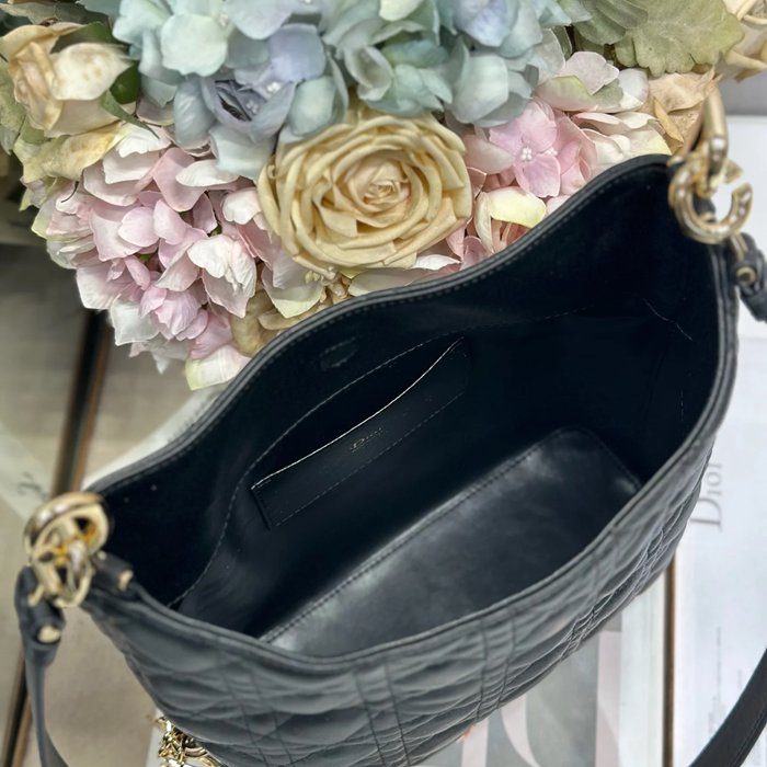 DIOR 1538 ラムレザー レター、フラワー、プリーツ ブラック ハンドバッグ、ハンドバッグ 新作 27.0x24.0x9.0cm サイズ:27x24cm