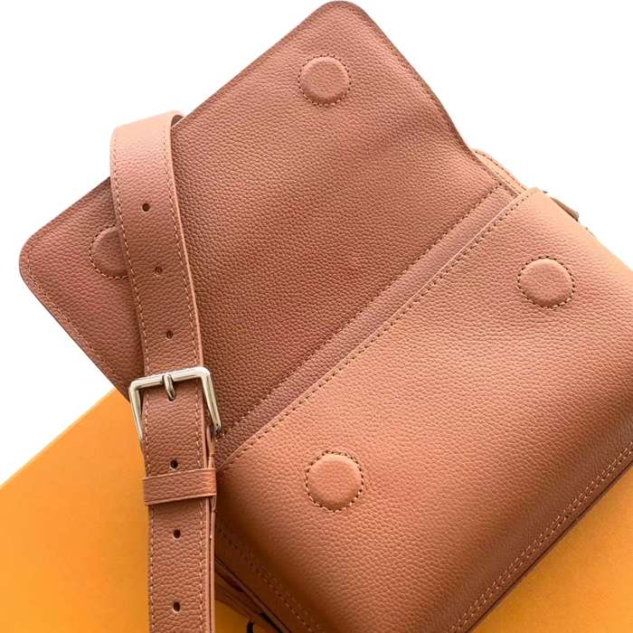 LOUIS VUITTON M25981 牛皮 ブラウン 斜め掛けバッグ レディース斜め掛け 24x18cm サイズ:24x18cm