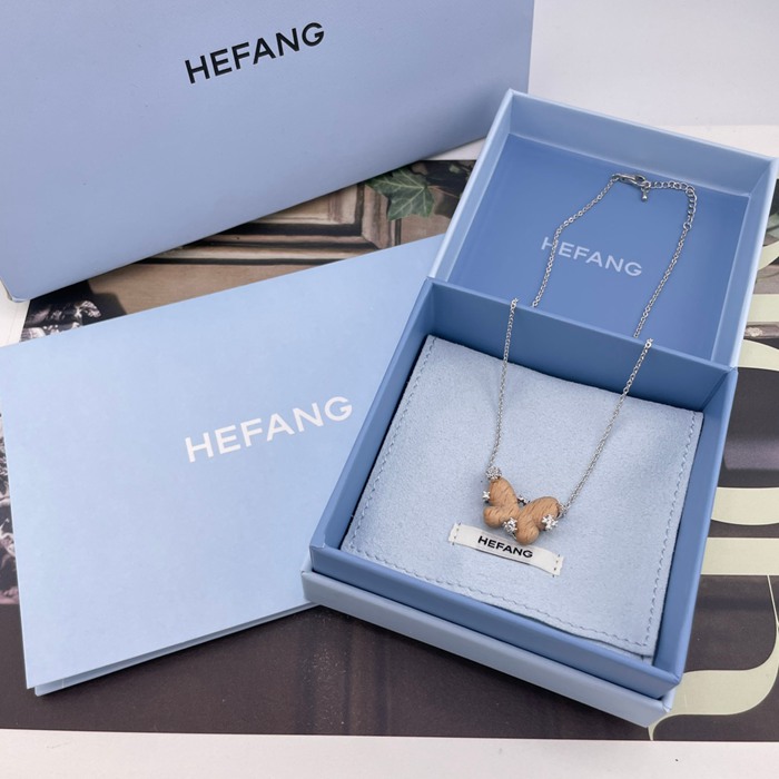 ネックレス HF スターリングウッド×バタフライネックレス — 榛の木を使用、蝶の羽根は手彫り、木目は1点もの、小花にはジルコニア