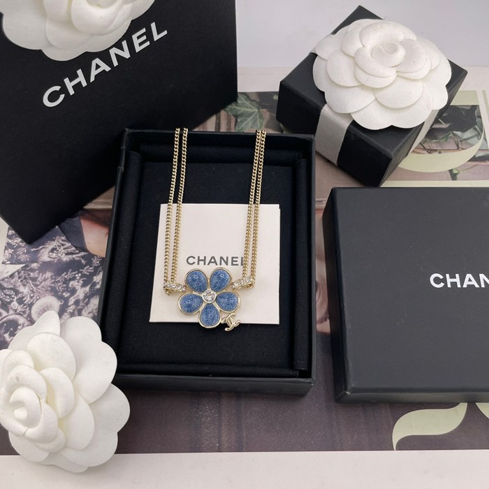 ネックレス C デニム風フラワー×Cペンダントネックレス — 26早春、辛芷蕾着用、デニム風テクスチャー、フラワーモチーフ、滿鑽C