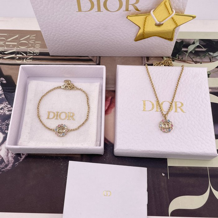 ネックレス D カラーダイヤモチーフネックレス（ブレスレット展開）— 26早春、カラフルなスワロフスキー、軽やかで春らしいデザイン