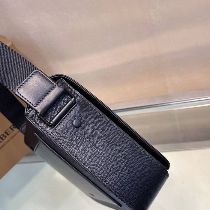 BURBERRY メッセンジャーバッグ TBロゴ レザー メンズ 25.5×21.5×6.5cm