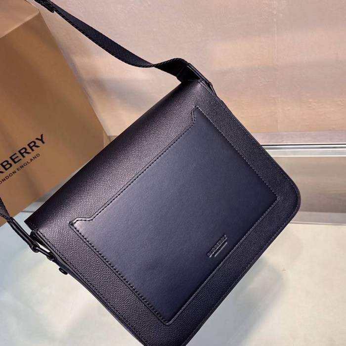 BURBERRY メッセンジャーバッグ TBロゴ レザー メンズ 25.5×21.5×6.5cm