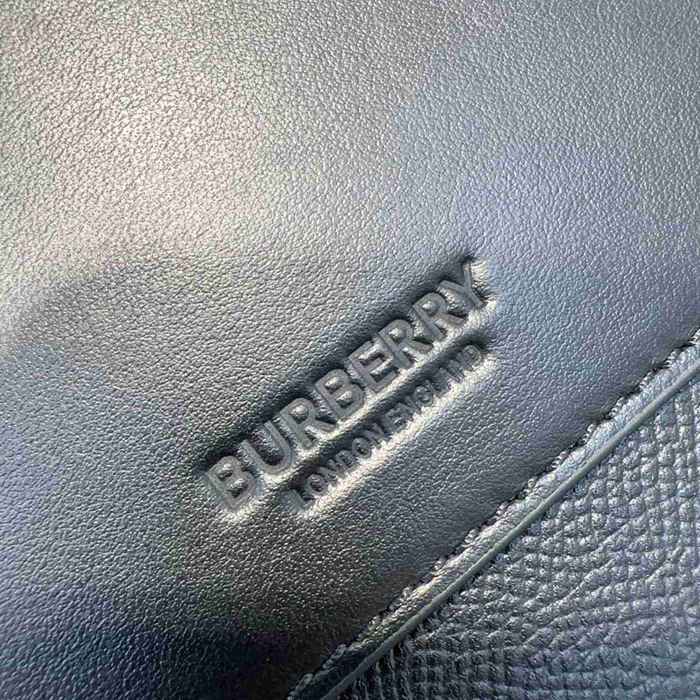BURBERRY メッセンジャーバッグ TBロゴ レザー メンズ 25.5×21.5×6.5cm