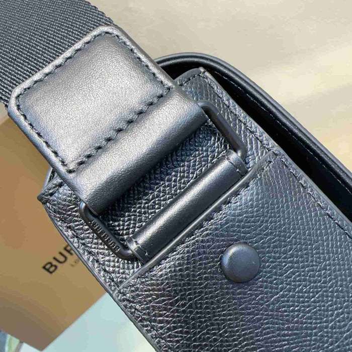 BURBERRY メッセンジャーバッグ TBロゴ レザー メンズ 25.5×21.5×6.5cm