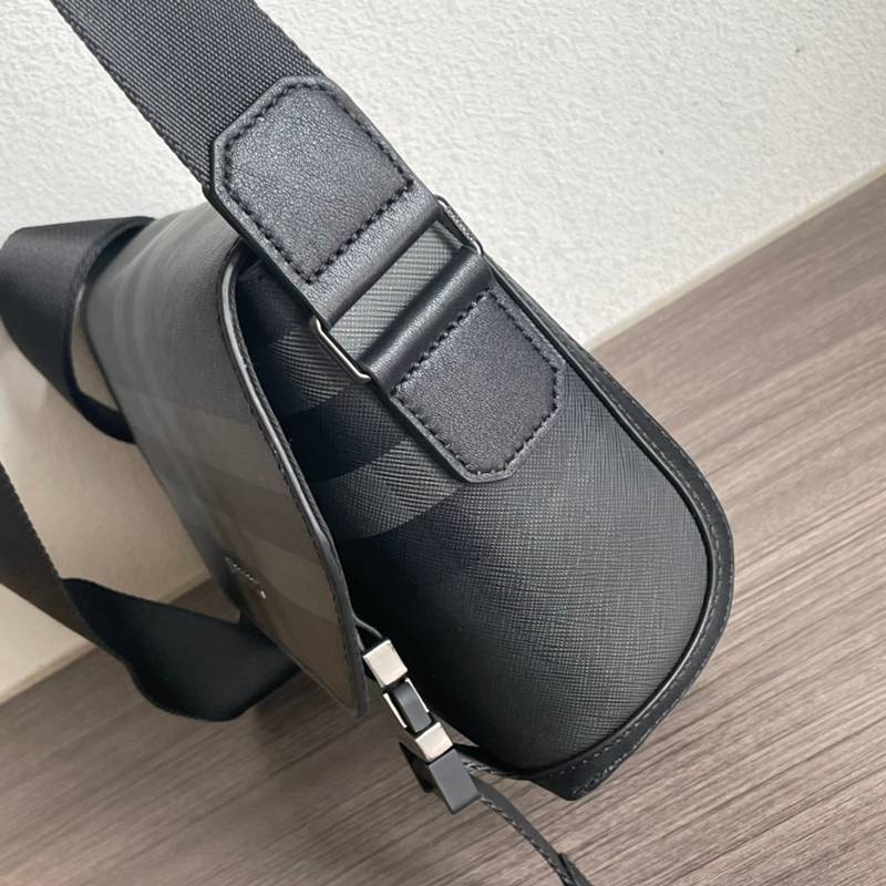 BURBERRY メッセンジャーバッグ チャコールチェック メンズ 29×17.5×8.5cm