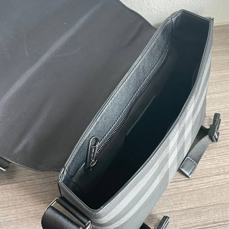 BURBERRY メッセンジャーバッグ チャコールチェック メンズ 29×17.5×8.5cm