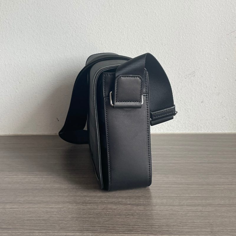 BURBERRY メッセンジャーバッグ チェック レザー メンズ 25.5×21.5×6.5cm