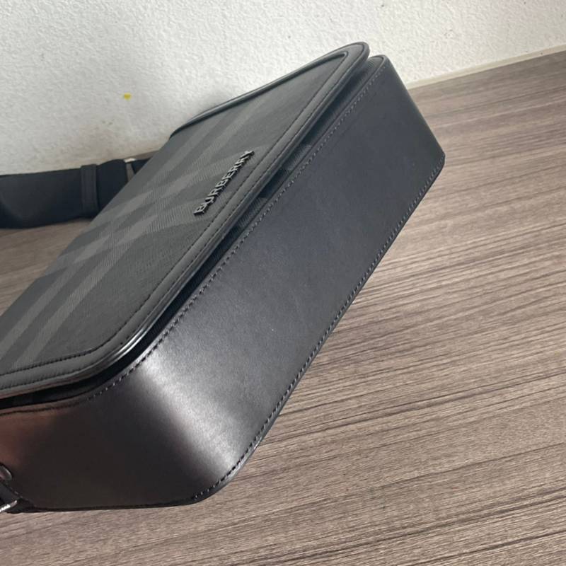 BURBERRY メッセンジャーバッグ チェック レザー メンズ 25.5×21.5×6.5cm