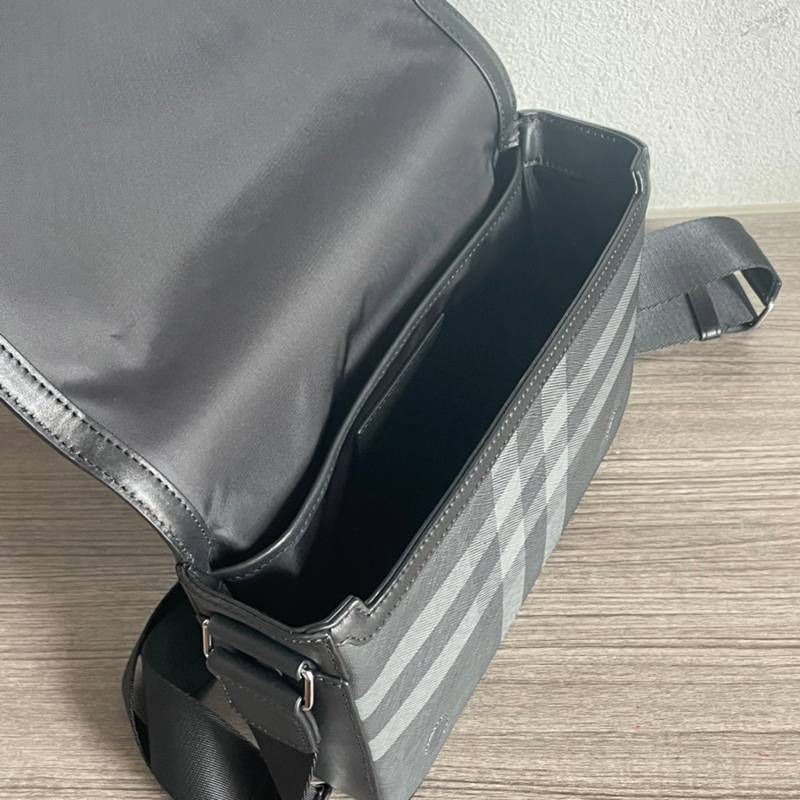 BURBERRY メッセンジャーバッグ チェック レザー メンズ 25.5×21.5×6.5cm