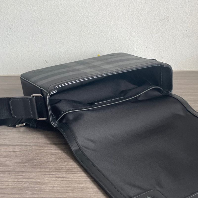 BURBERRY メッセンジャーバッグ チェック レザー メンズ 25.5×21.5×6.5cm