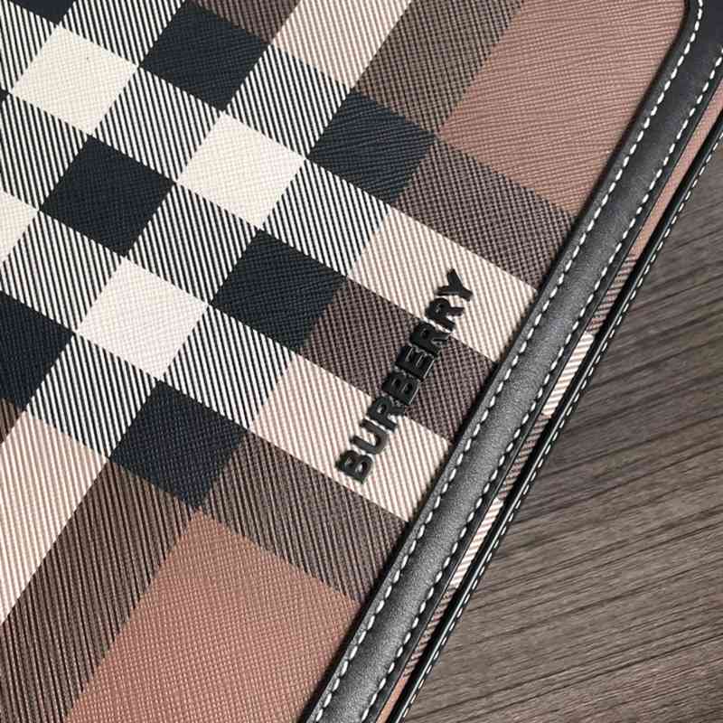 BURBERRY メッセンジャーバッグ チェック レザー メンズ 25.5×21.5×6.5cm