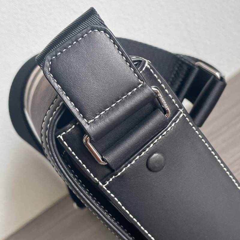 BURBERRY メッセンジャーバッグ チェック レザー メンズ 25.5×21.5×6.5cm