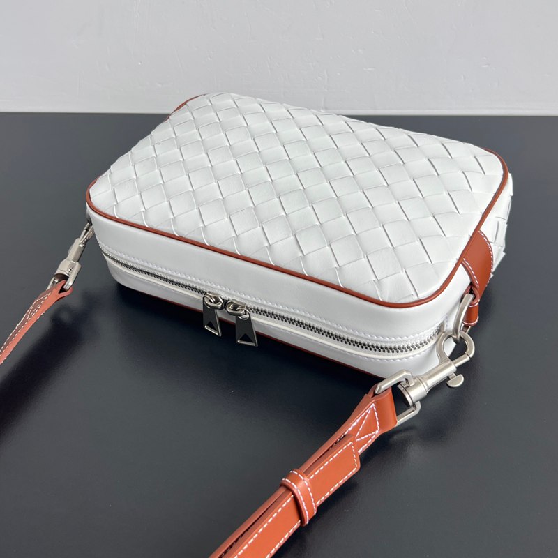 BOTTEGA VENETA レザーカメラバッグ メンズ 24.5×15×6cm