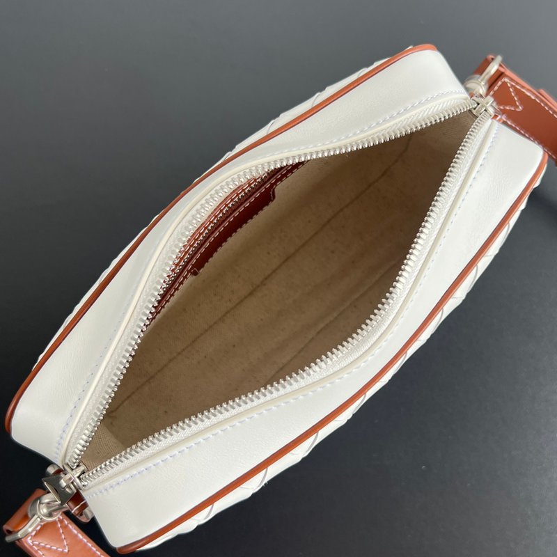 BOTTEGA VENETA レザーカメラバッグ メンズ 24.5×15×6cm