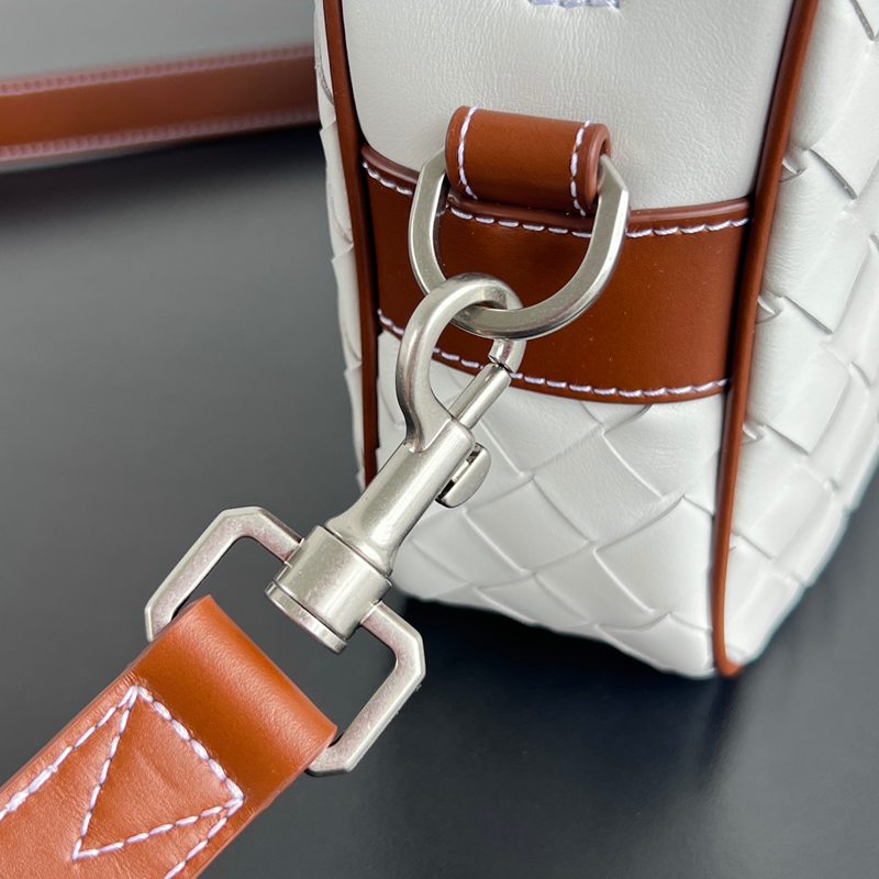 BOTTEGA VENETA レザーカメラバッグ メンズ 24.5×15×6cm